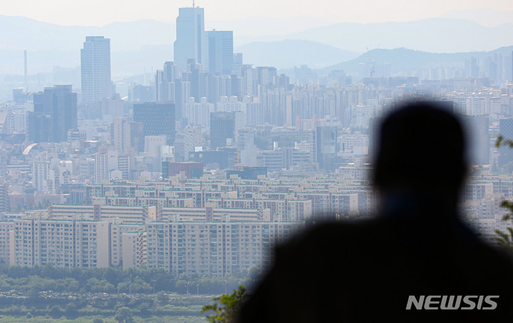 [서울=뉴시스] 권창회 기자 = 서울 아파트 매수심리가 금리 인상, 집값 하락 우려 등으로 하락세를 보이고 있다. 한국부동산원에 따르면 6월 넷째 주(27일 기준) 서울 아파트 매매수급지수는 지난주 88.1에서 이번주 87.0으로 1포인트 넘게 떨어졌다. 5월 9일부터 8주 연속 하락세다. 사진은 3일 오후 서울 용산구 매봉산공원에서 바라본 아파트단지 모습. 2022.07.03. kch0523@newsis.com