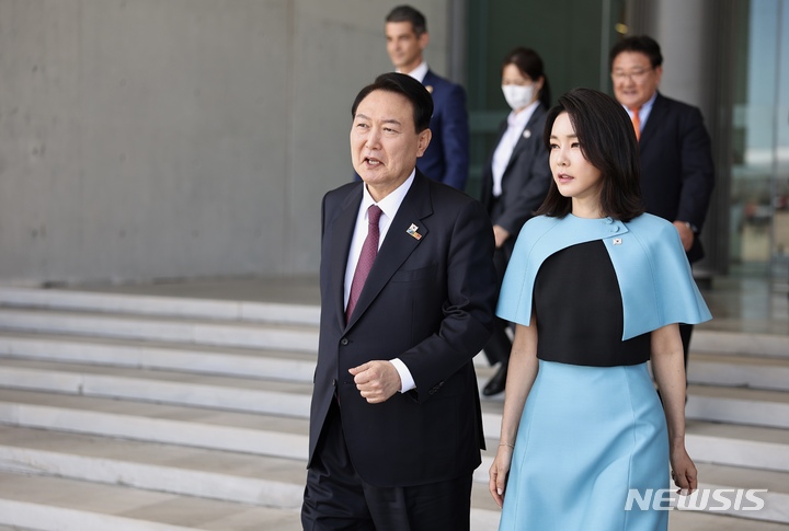 [서울=뉴시스] 대통령실이 3일 윤석열 대통령과 부인 김건희 여사의 나토(NATO·북대서양조약기구) 정상회의 순방 사진을 추가 공개했다. 사진은 윤석열 대통령과 김건희 여사가 지난달 30일(현지시간) 스페인 마드리드 바라하스 국제공항에서 공군 1호기로 향하는 모습. (사진=대통령실 제공) 2022.07.03. photo@newsis.com