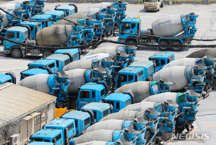 [서울=뉴시스] 권창회 기자 = 레미콘운송노동조합과 제조사들이 운송료 인상과 노동시간 면제 등에 대한 재협상이 예정된 3일 오후 서울 시내 한 레미콘 공장에 레미콘 차량이 세워져 있다. 레미콘운송노조는 적정 운송료 보장 등을 요구하며 1일부터 파업에 돌입했다. 2022.07.03. kch0523@newsis.com