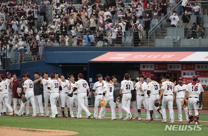 [서울=뉴시스] 고승민 기자 = 3일 서울 고척스카이돔에서 열린 2022 KBO 한화 이글스 대 키움 히어로즈 경기, 2대1로 한화를 꺾은 키움 선수들이 자축하고 있다. 2022.07.03. kkssmm99@newsis.com