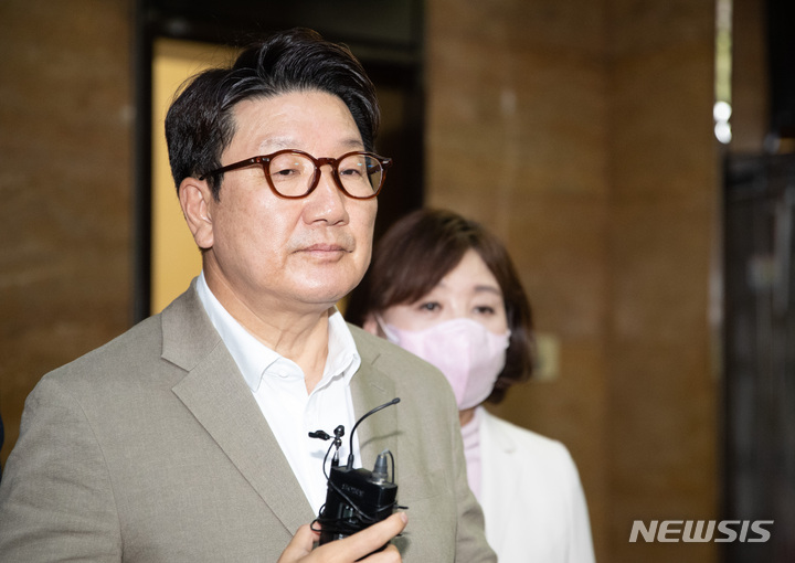 [서울=뉴시스] 최진석 기자 = 권성동 국민의힘 원내대표가 3일 오후 서울 여의도 국회에서 원구성 논의를 위한 비공개 회동 결과에 대해 설명하고 있다. (공동취재사진) 2022.07.03. photo@newsis.com