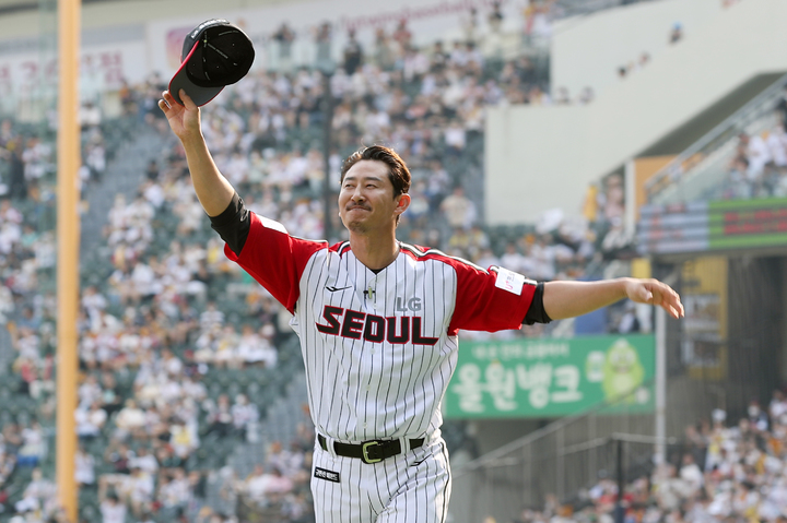 [서울=뉴시스] 조성우 기자 = 박용택(43) KBSN 스포츠 해설위원이 3일 오후 서울 송파구 잠실야구장에서 열린 2022 KBO리그 롯데 자이언츠와 LG 트윈스의 경기 전 은퇴식을 앞두고 팬들에게 인사하고 있다. (사진=LG 트윈스 제공) 2022.07.03. photo@newsis.com *재판매 및 DB 금지