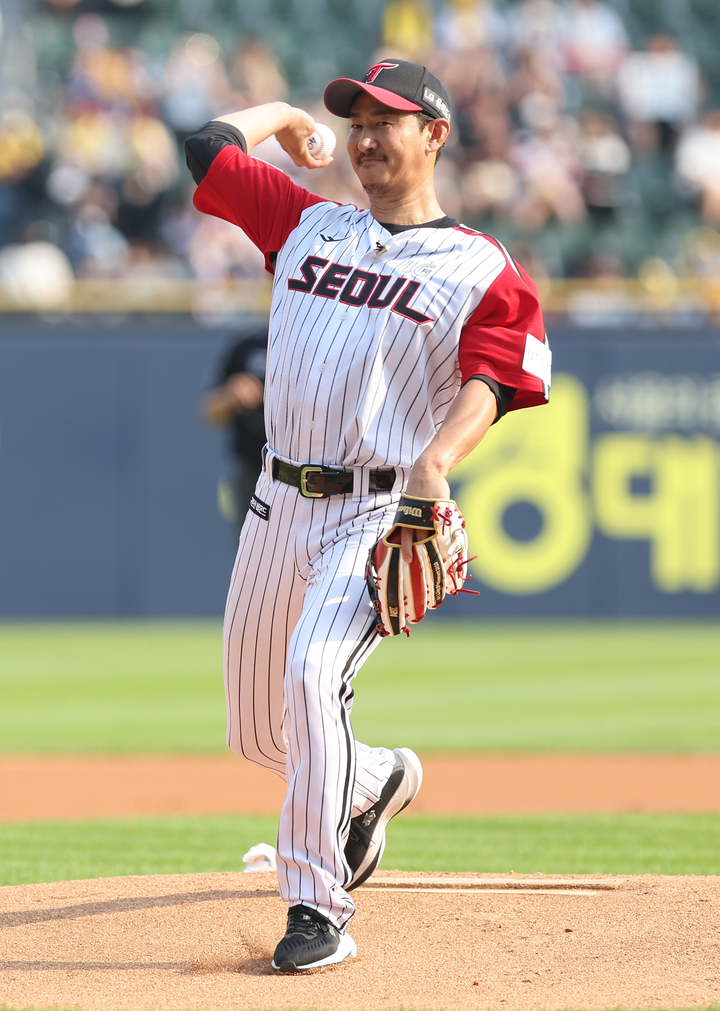 [서울=뉴시스] 조성우 기자 = 박용택(43) KBSN 스포츠 해설위원이 3일 오후 서울 송파구 잠실야구장에서 열린 2022 KBO리그 롯데 자이언츠와 LG 트윈스의 경기 전 시구를 하고 있다. (사진=LG 트윈스 제공) 2022.07.03. photo@newsis.com *재판매 및 DB 금지