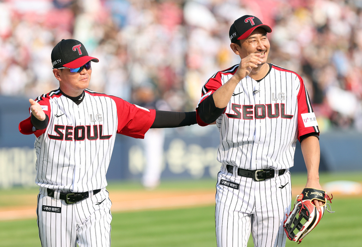 [서울=뉴시스] 조성우 기자 = 박용택(43) KBSN 스포츠 해설위원이 3일 오후 서울 송파구 잠실야구장에서 열린 2022 KBO리그 롯데 자이언츠와 LG 트윈스의 경기에서 그라운드를 나서고 있다. (사진=LG 트윈스 제공) 2022.07.03. photo@newsis.com *재판매 및 DB 금지