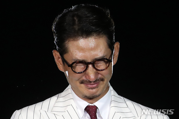 [서울=뉴시스] 조성우 기자 = 박용택(43) KBSN 스포츠 해설위원이 3일 오후 서울 송파구 잠실야구장에서 2022 KBO리그 롯데 자이언츠와 LG 트윈스의 경기 종료 후 열린 은퇴식 및 영구결번식에서 고별사를 하다 울먹이고 있다. 2022.07.03. xconfind@newsis.com