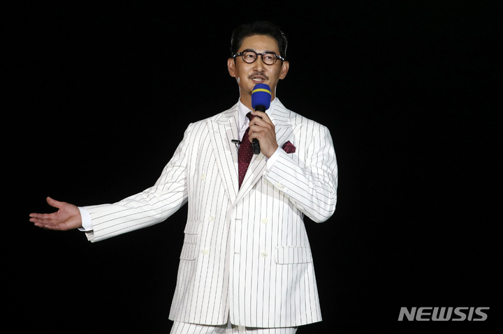 [서울=뉴시스] 조성우 기자 = 박용택(43) KBSN 스포츠 해설위원이 3일 오후 서울 송파구 잠실야구장에서 2022 KBO리그 롯데 자이언츠와 LG 트윈스의 경기 종료 후 열린 은퇴식 및 영구결번식에서 고별사를 하고 있다. 2022.07.03. xconfind@newsis.com