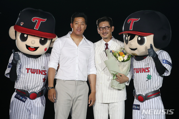 [서울=뉴시스] 조성우 기자 = 박용택 KBSN 스포츠 해설위원이 3일 오후 서울 송파구 잠실야구장에서 2022 KBO리그 롯데 자이언츠와 LG 트윈스의 경기 종료 후 열린 은퇴식 및 영구결번식에서 역대 영구 결번 이병규와 기념촬영을 하고 있다. 2022.07.03. xconfind@newsis.com