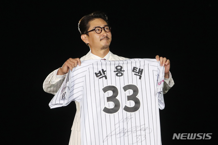[서울=뉴시스] 조성우 기자 = 박용택(43) KBSN 스포츠 해설위원이 3일 오후 서울 송파구 잠실야구장에서 2022 KBO리그 롯데 자이언츠와 LG 트윈스의 경기 종료 후 열린 은퇴식 및 영구결번식에서 유니폼을 들어 보이고 있다. 2022.07.03. xconfind@newsis.com
