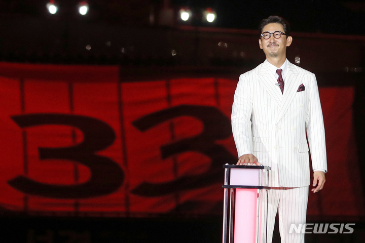 [서울=뉴시스] 조성우 기자 = 박용택(43) KBSN 스포츠 해설위원이 3일 오후 서울 송파구 잠실야구장에서 2022 KBO리그 롯데 자이언츠와 LG 트윈스의 경기 종료 후 열린 은퇴식 및 영구결번식에서 영구 결번 버튼을 터치하고 있다. 2022.07.03. xconfind@newsis.com