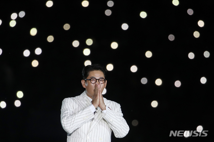 [서울=뉴시스] 조성우 기자 = 박용택(43) KBSN 스포츠 해설위원이 3일 오후 서울 송파구 잠실야구장에서 2022 KBO리그 롯데 자이언츠와 LG 트윈스의 경기 종료 후 열린 은퇴식 및 영구결번식에서 팬들에게 인사하고 있다. 2022.07.03. xconfind@newsis.com