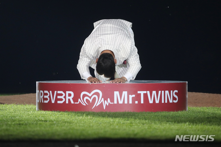 [서울=뉴시스] 조성우 기자 = 박용택(43) KBSN 스포츠 해설위원이 3일 오후 서울 송파구 잠실야구장에서 2022 KBO리그 롯데 자이언츠와 LG 트윈스의 경기 종료 후 열린 은퇴식 및 영구결번식에서 큰절을 하고 있다. 2022.07.03. xconfind@newsis.com