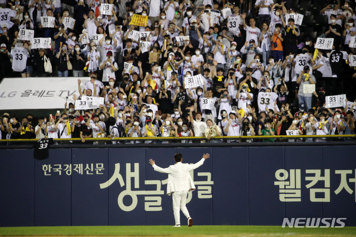 [서울=뉴시스] 조성우 기자 = 박용택(43) KBSN 스포츠 해설위원이 3일 오후 서울 송파구 잠실야구장에서 2022 KBO리그 롯데 자이언츠와 LG 트윈스의 경기 종료 후 열린 은퇴식 및 영구결번식에서 팬들에게 인사하고 있다. 2022.07.03. xconfind@newsis.com