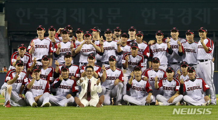 [서울=뉴시스] 조성우 기자 = 박용택(43) KBSN 스포츠 해설위원이 3일 오후 서울 송파구 잠실야구장에서 2022 KBO리그 롯데 자이언츠와 LG 트윈스의 경기 종료 후 열린 은퇴식 및 영구결번식에서 LG선수들과 기념촬영을 하고 있다. 2022.07.03. xconfind@newsis.com