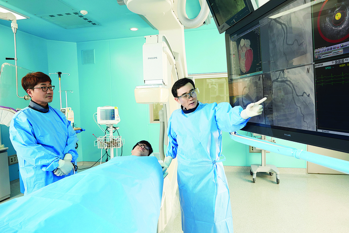 [수원=뉴시스] 중재시술장면. 2022.07.04. (사진=아주대병원 제공) *재판매 및 DB 금지