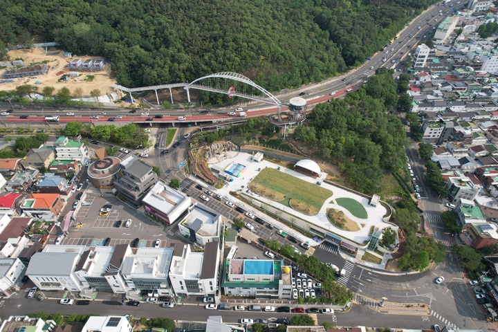 [대구=뉴시스] 고여정 기자 = 대구시 남구는 앞산하늘다리와 앞산빨래터공원 준공식을 개최하고 시설들을 시민들에게 개방했다. 2022.07.04 (사진 = 대구시 남구) ruding@newsis.com *재판매 및 DB 금지