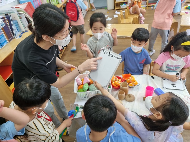 영진전문대 학생이 사과나무유치원 유아들과 블럭놀이를 하고 있다. *재판매 및 DB 금지