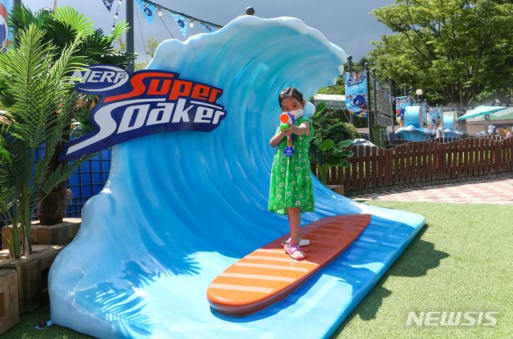 [용인=뉴시스]에버랜드 여름축제 썸머워터펀 '너프 워터배틀존'