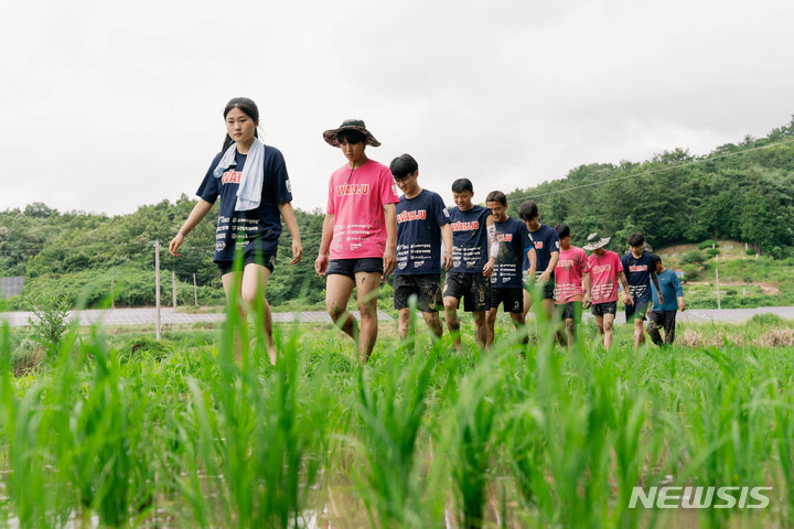 [전주=뉴시스]윤난슬 기자 = 전주대학교 총학생회가 코로나19 장기화와 인력 부족 등으로 어려움을 겪는 전북지역 농촌 지역을 찾아 일손을 보탰다.(사진=전주대 제공)