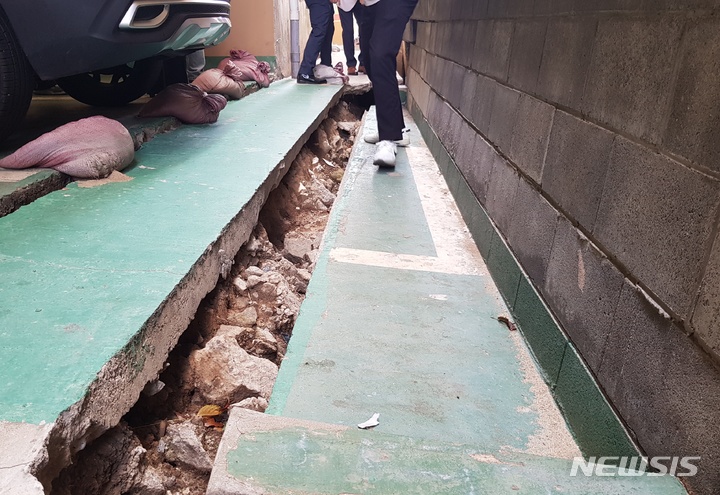 [제주=뉴시스] 제주시 이도2동 모 아파트 주차장 지반이 내려앉아 있다. (사진=독자 제공) 2022.07.04. photo@newsis.com