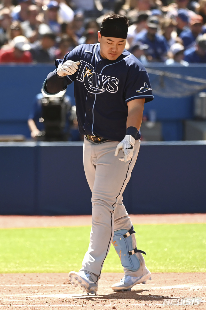 [토론토=AP/뉴시스] 탬파베이 레이스의 최지만이 3일(현지시간) 캐나다 토론토의 로저스 센터에서 열린 2022 메이저리그 토론토 블루제이스와의 경기 5회 초 1점 홈런을 치고 홈에 들어오고 있다. 최지만은 시즌 7호 홈런 포함 5타수 3안타 1타점 1득점을 기록했고 팀은 8-3으로 승리했다. 2022.07.04.