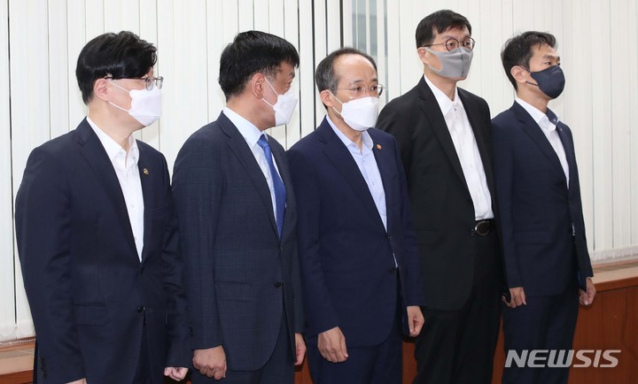 [서울=뉴시스] 정병혁 기자 = 추경호 경제부총리가 지난 4일 오전 서울 명동 은행회관에서 최근 경제금융상황을 점검하기 위해 열린 조찬간담회에서 최상목 경제수석과 대화를 하고있다. 왼쪽부터 김소영 금융위 부위원장, 최상목 경제수석, 추경호 경제부총리, 이창용 한은총재, 이복현 금감원장. (공동취재사진) 2022.07.04. photo@newsis.com