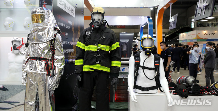 [고양=뉴시스] 추상철 기자 = 2022 국제안전보건전시회가 열린 지난 4일 오전 경기 고양시 킨텍스 전시장에서 안전 장비가 전시돼 있다. 2022.07.04. scchoo@newsis.com