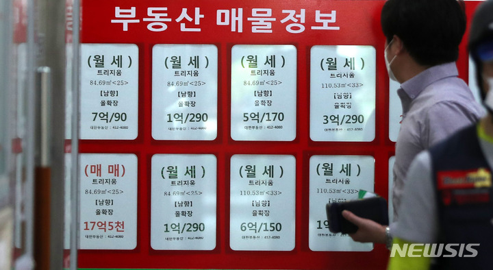 [고양=뉴시스] 추상철 기자 = 대출 금리 상승과 전세값 상승으로 월세 수요가 증가하고 있다. 4일 오후 서울시내 한 공인중개사 사무소에 월세 매물 안내문이 부착돼 있다. 2022.07.04. scchoo@newsis.com