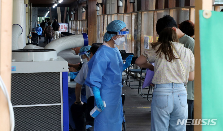 [서울=뉴시스] 추상철 기자 = 폭염과 함께 코로나19 확진자수가 증가세를 보인 지난 4일 오후 서울 송파구보건소 선별진료소가 붐비고 있다. 2022.07.04. scchoo@newsis.com