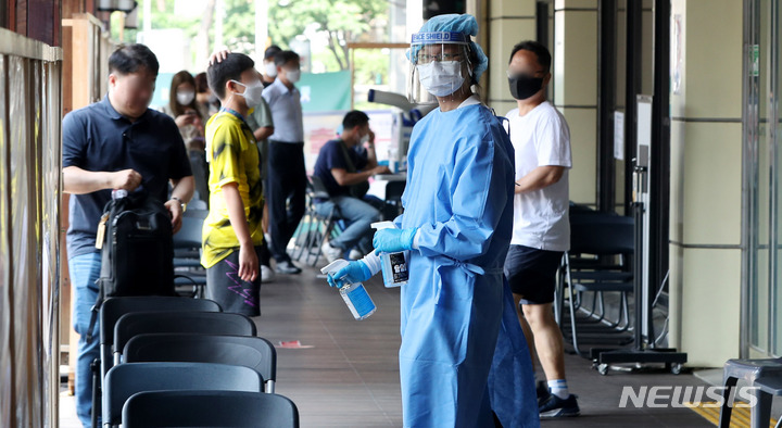 [서울=뉴시스] 추상철 기자 = 폭염과 함께 코로나19 확진자수가 증가세를 보인 4일 오후 서울 송파구보건소 선별진료소가 붐비고 있다. 2022.07.04. scchoo@newsis.com