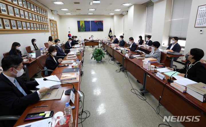 [서울=뉴시스] 조성우 기자 = 김영란 대법원 양형위원회 위원장이 지난 4일 오후 서울 서초구 대법원에서 열린 117차 양형위원회 회의를 주재하고 있다. 2022.07.04. xconfind@newsis.com