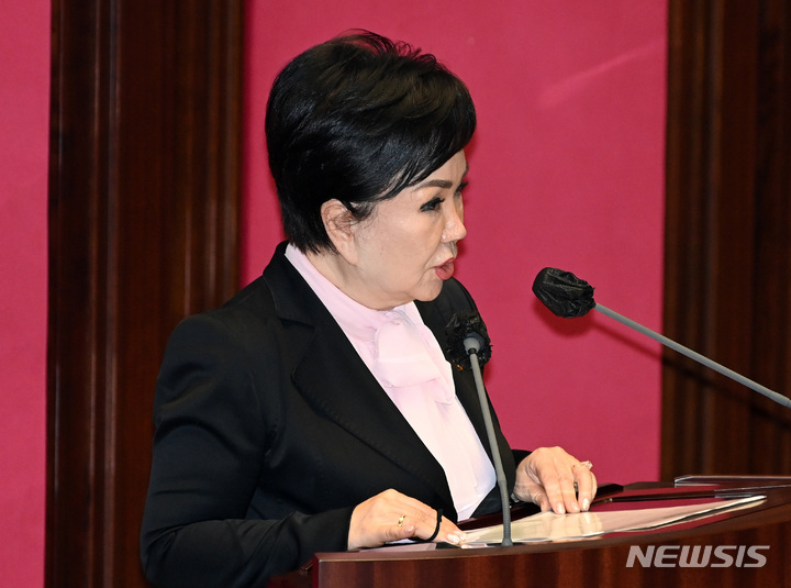 [서울=뉴시스] 김선웅 기자 = 최영희 국민의힘 의원이 4일 오후 서울 여의도 국회 본회의장에서 열린 제398회 국회(임시회) 제1차 본회의에서 인사말을 하고 있다. (공동취재사진) 2022.07.04. photo@newsis.com