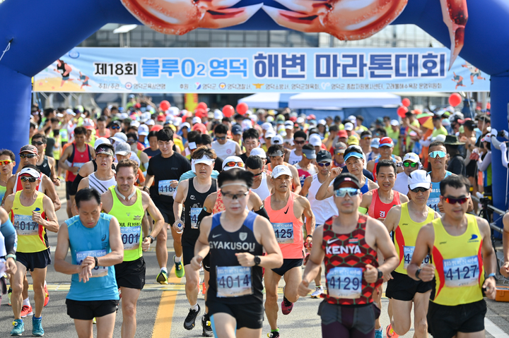 [영덕=뉴시스] 이바름 기자 = 경북 영덕군은 지난 3일 고래불해수욕장 일원에서 제18회 블루O2 영덕해변전국마라톤대회를 개최했다고 5일 밝혔다.(사진=영덕군청 제공) 2022.07.05. photo@newsis.com *재판매 및 DB 금지