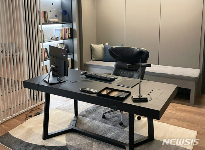 [서울=뉴시스] 드라마 '마녀는 살아있다' 속 쏘홈 '베라 오피스의자'. (사진=쏘홈 제공) 202207.05. photo@newsis.com