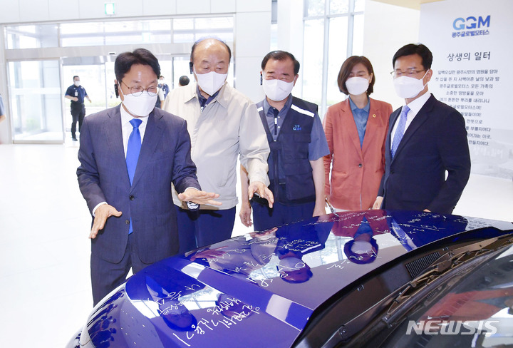 [광주=뉴시스] 강기정광주시장 4일 광주글로벌모터스 방문.