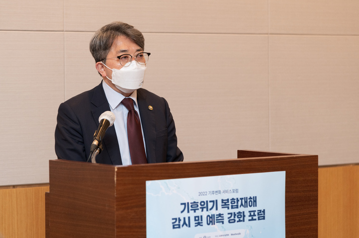 [서울=뉴시스] 임하은 기자 = 유희동 기상청장이 5일 진행된 '기후위기 복합재해 감시 및 예측 강화 포럼'에서 발언하고 있다. 2022.07.05. rainy71@newsis.com (사진 = 기상청 제공) *재판매 및 DB 금지