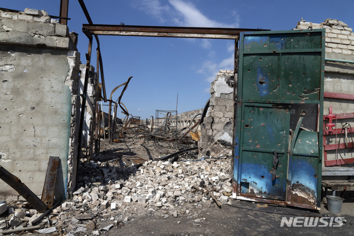 [드니프로페트로우스크=AP/뉴시스]한국이 우크라이나에 비료 500만 달러(약67억5500만 원) 어치를 지원했다. 사진은 지난해 7월4일(현지시간) 러시아군의 포격으로 파괴된 우크라이나 드니프로페트로우스크 최전선 인근의 한 농장. 2023.09.30.