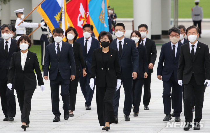 [서울=뉴시스] 김진아 기자 = 박순애 신임 사회부총리 겸 교육부 장관이 5일 서울 동작구 국립서울현충원을 찾아 참배하고 있다. 2022.07.05. photo@newsis.com