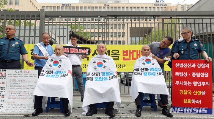 [세종=뉴시스] 전국경찰직장협의회 관계자들이 지난 5일 오전 세종시 정부세종2청사 행정안전부 앞에서 경찰국 신설 정책 철회를 촉구하는 호소문을 발표한 뒤 삭발하고 있다. 2022.07.05. ppkjm@newsis.com