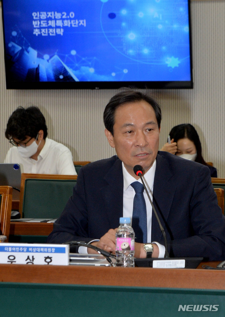 [광주=뉴시스] 변재훈 기자 = 우상호 더불어민주당 비상대책위원장이 5일 오전 광주 북구 전남대학교 본부 대회의실에서 국가 균형 발전과 지역인재 육성을 위한 당·정·대학총장단 간담회에 참석해 인사말을 하고 있다. 이날 간담회에는 우 위원장과 강기정 광주시장, 광주 지역 국회의원과 지역 13개 대학 총장들이 참석했다. 2022.07.05. wisdom21@newsis.com