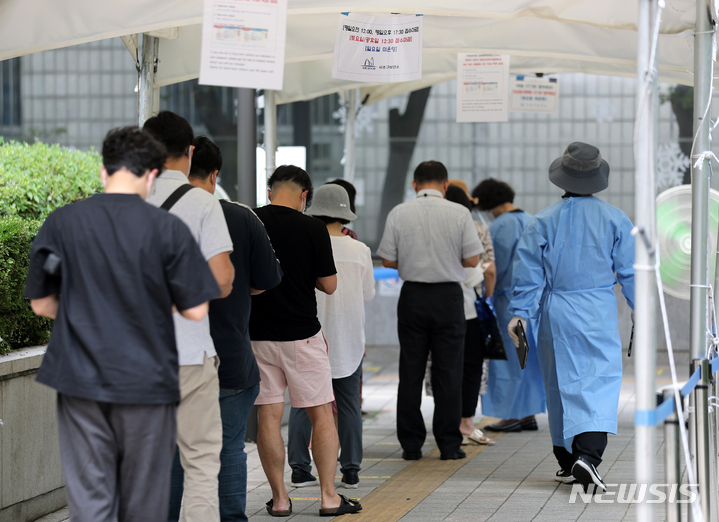 [서울=뉴시스] 김금보 기자 = 국내 코로나19 하루 신규확진자 수가 전주 대비 8253명 급증해 1만 8147명을 기록한 5일 오전 서울 서초구보건소 선별진료소에서 검사 대상자들이 pcr 검사를 기다리고 있다. 2022.07.05. kgb@newsis.com