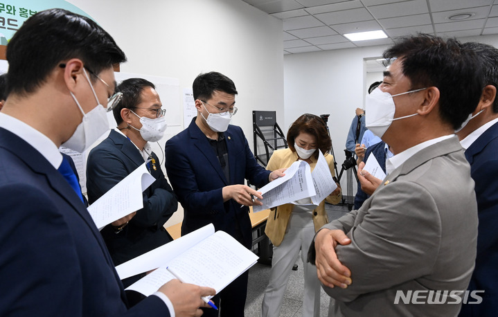 [서울=뉴시스] 김선웅 기자 = 더불어민주당 박주민, 김남국, 양이원영, 김병욱 의원 등이 5일 서울 여의도 국회 소통관에서 전대 룰과 관련한 기자회견을 갖기 전 대화를 나누고 있다. (공동취재사진) 2022.07.05. photo@newsis.com