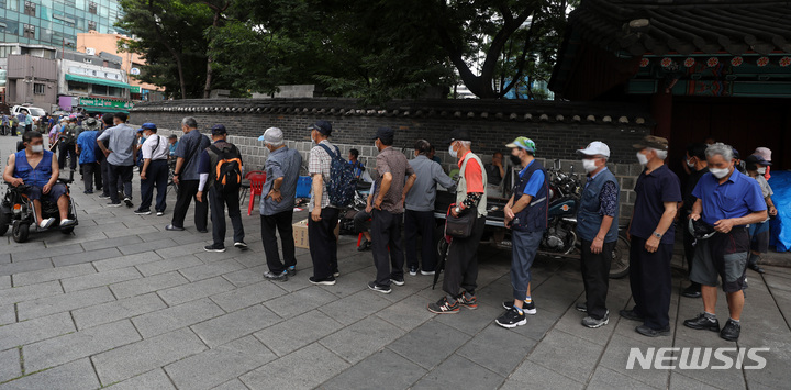 [서울=뉴시스] 이영환 기자 = 무료급식소를 찾은 어르신들. 2022.07.05. 20hwan@newsis.com