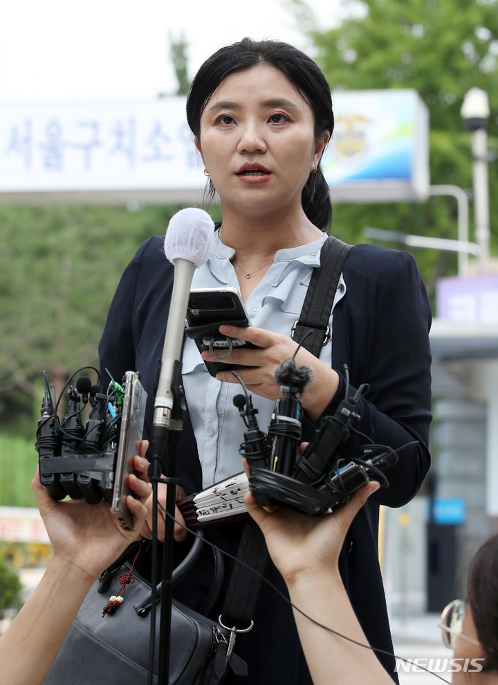 [의왕=뉴시스] 조성우 기자 = 이준석 국민의힘 대표에게 성 접대를 제공했다고 주장하는 김성진 아이카이스트 대표 측 법률대리인 김소연 변호사가 5일 오후 경기도 의왕시 서울구치소에서 예정된 서울경찰청 반부패·공공범죄수사대의 김 대표에 대한 2차 접견 조사에 앞서 기자회견을 하고 있다. 2022.07.05. xconfind@newsis.com