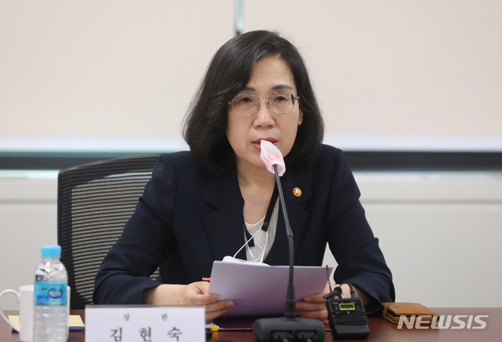 [서울=뉴시스] 배훈식 기자 = 김현숙 여성가족부 장관이 지난달 5일 오후 서울 종로구 정부서울청사에서 열린 청소년계 2차 소통간담회에 참석해 발언하고 있다. 2022.07.05. dahora83@newsis.com