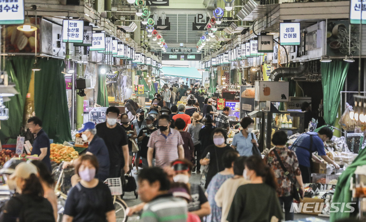 [서울=뉴시스] 김근수기자 = 통계청이 '6월 소비자물가동향'을 발표한 5일 오전 서울시 마포구 망원시장에서 시민들이 장을 보고 있다. 지난달 소비자물가는 6.0% 오르며 국제통화기금(IMF) 외환위기 이후 23년 7개월 만에 최대 상승 폭을 기록했다. 2022.07.05. ks@newsis.com