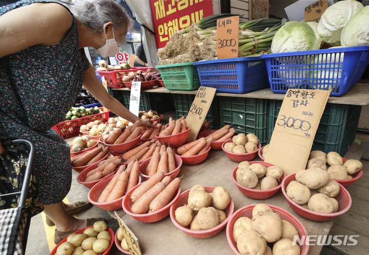 [서울=뉴시스] 김근수기자 = 통계청이 '6월 소비자물가동향'을 발표한 5일 오전 서울시 마포구 망원시장에서 시민들이 감자를 고르고 있다. 감자가격은 지난달 대비 37.8% 상승했다. 2022.07.05. ks@newsis.com
