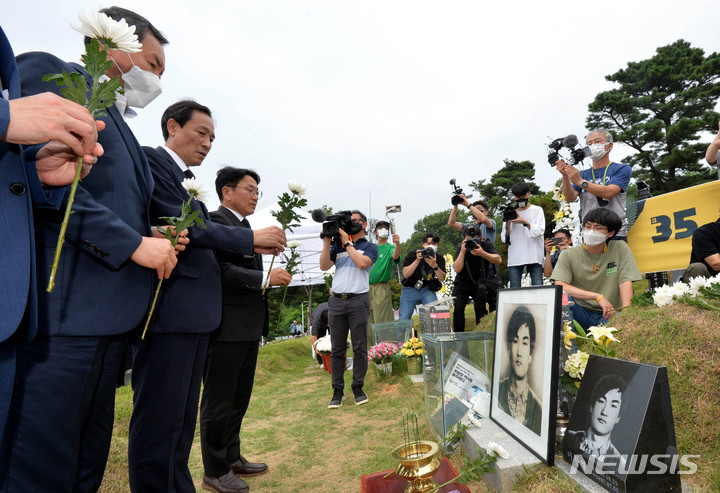 [광주=뉴시스] 변재훈 기자 = 우상호 더불어민주당 비대위원장과 강기정 광주시장이 5일 오후 광주 북구 망월동 민족민주열사묘역에서 열린 35주기 이한열 열사 추모식에서 헌화하고 있다. 2022.07.05. wisdom21@newsis.com