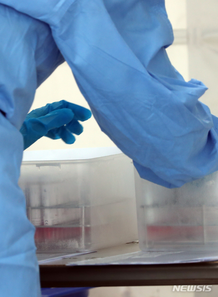 부산 부산진구보건소 선별진료소.