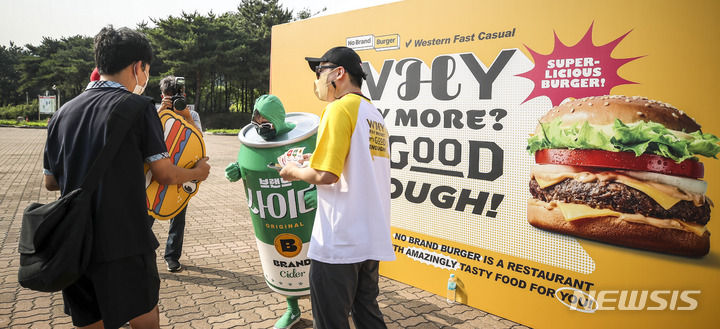 [인천=뉴시스] 정병혁 기자 = 8일 오후 인천 미추홀구 SSG랜더스필드에서 열리는 2022 신한은행 SOL 프로야구 SSG랜더스와 롯데자이언츠의 경기에 앞서 경기장을 찾은 시민들이 노브랜드버거 데이 이벤트에 참여하고 있다. 신세계푸드는 5일부터 오는 7일까지 3일간 인천 SSG랜더스필드에서 노브랜드 버거 데이를 진행한다. SSG랜더스 야구단과 함께 진행하는 NBB 데이엔 노브랜드 버거 고객 초청, 랜더스 NBB 에디션 유니폼과 모자 증정, 버거 및 스카이박스 이용권 제공, 사회공헌활동 등 이벤트가 진행된다.. 2022.07.05. jhope@newsis.com