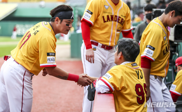 [인천=뉴시스] 정병혁 기자 = 8일 오후 인천 미추홀구 SSG랜더스필드에서 열린 2022 신한은행 SOL 프로야구 SSG랜더스와 롯데자이언츠의 경기에 앞서 정용진 신세계그룹 부회장이 추신수와 대화하고 있다. 2022.07.05. jhope@newsis.com